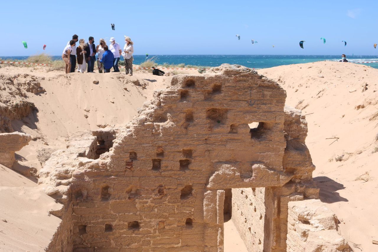 Visita de las autoridades al yacimiento de Los Caños-Trafalgar, este jueves. LUIS ROSSI Visita de las autoridades al yacimiento de Los Caños-Trafalgar, este jueves. LUIS ROSSI