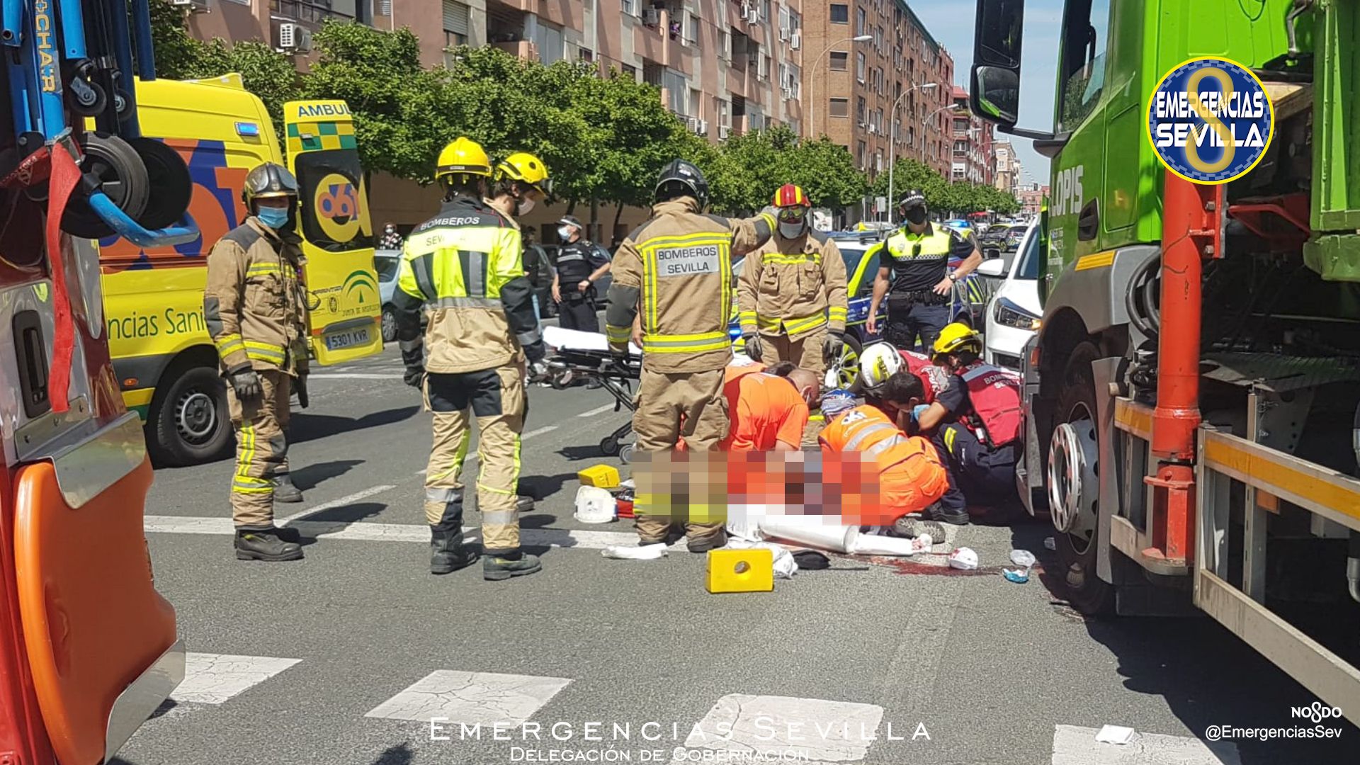La asistencia tras el accidente, en una imagen de 'Emergencias Sevilla'.