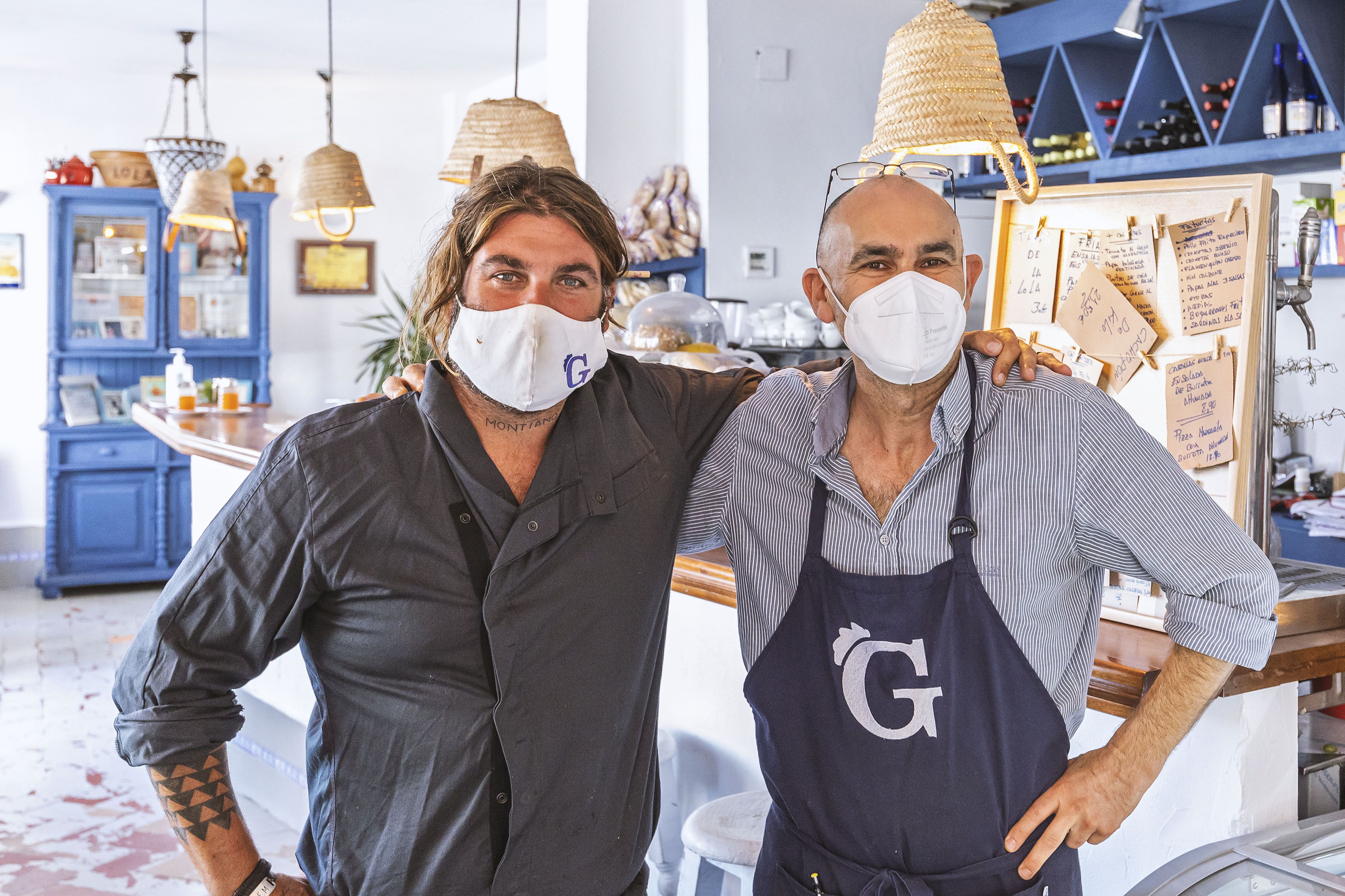 El propietario de Granja Santa Ana, Emilio Cueto, con Santiago Chapela, el encargado.