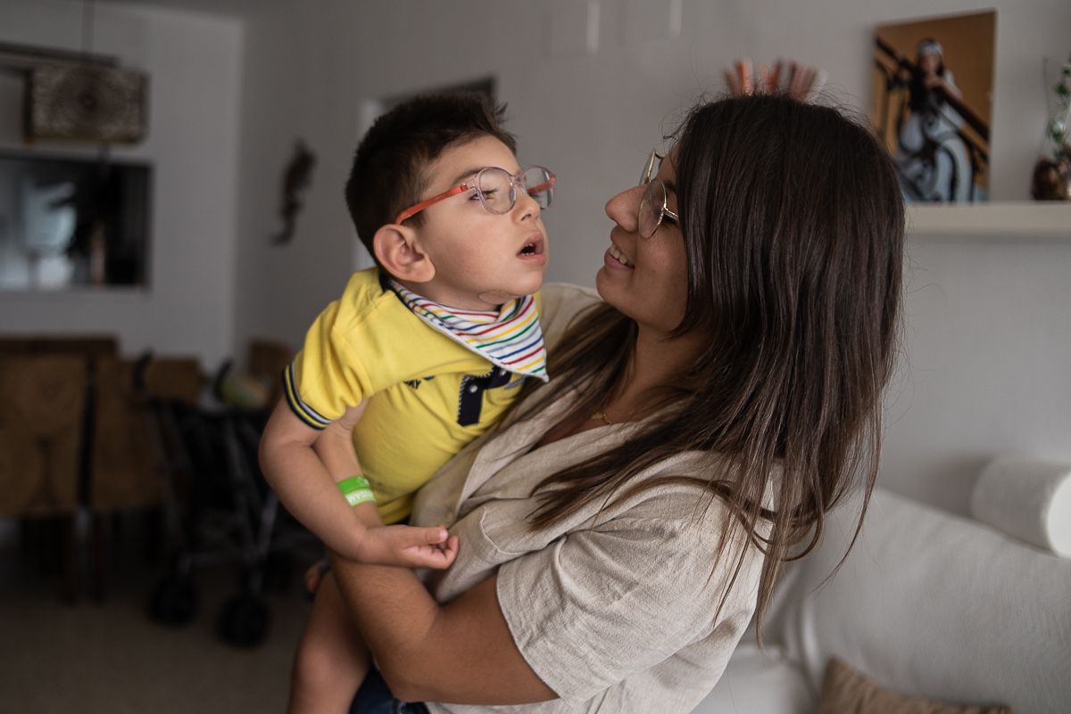 Rafa Muñoz, el "pequeño león luchador", con su madre María del Carmen, en el salón de su casa. Rafa Muñoz, el "pequeño león luchador", con su madre María del Carmen, en el salón de su casa.