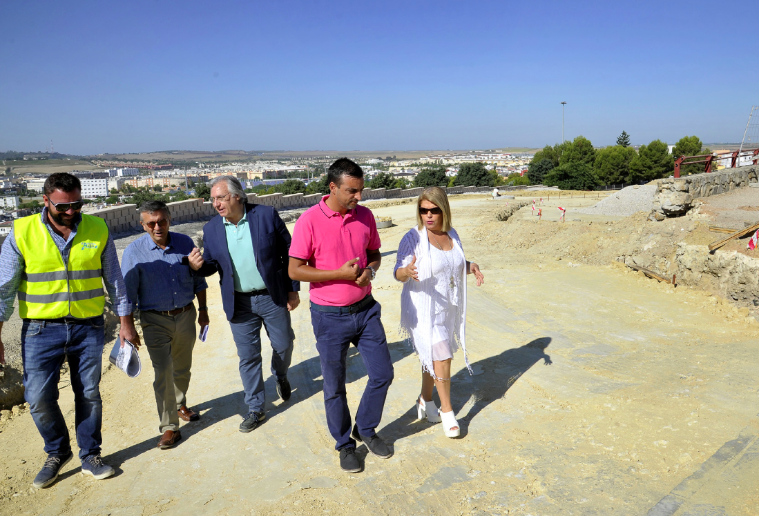 Mamen Sánchez, junto a José Antonio Díaz, en primer término, durante la visita a la obra de La Hoyanca.