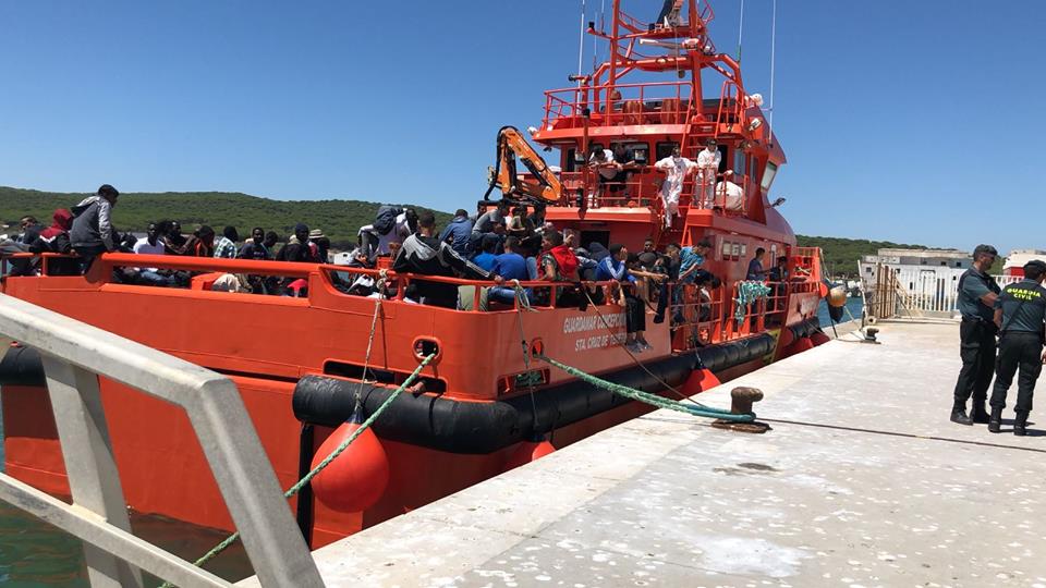 Un barco de Salvamento Marítimo, lleno de inmigrantes, en Barbate.