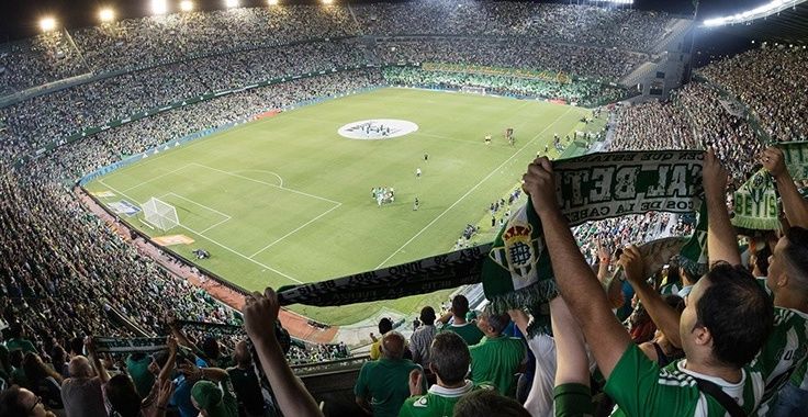 Aficionados del Betis animan, desde Gol Norte, en una imagen de archivo.