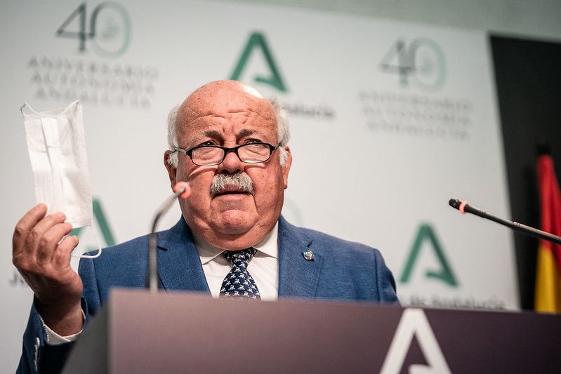 El consejero de Salud, Jesús Aguirre, con una mascarilla en la mano.