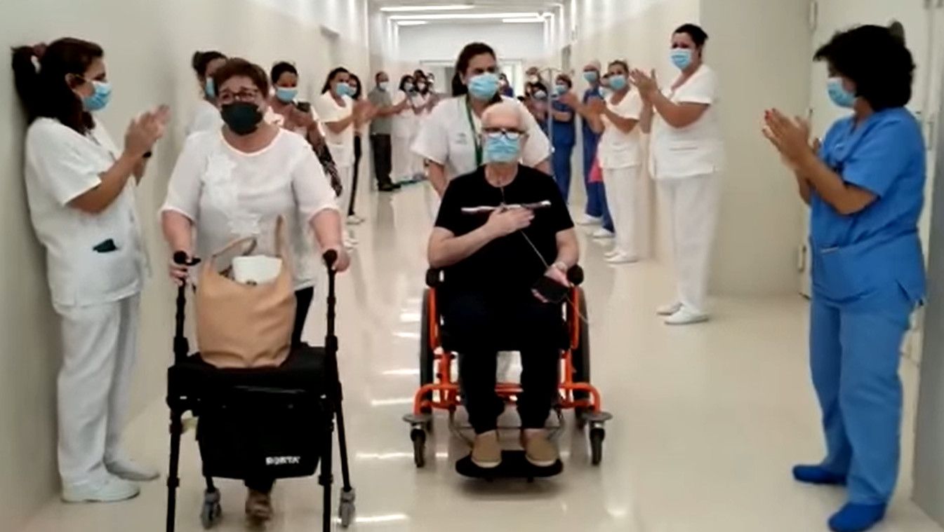 Julio saliendo del Hospital Militar Vigil de Quiñones.