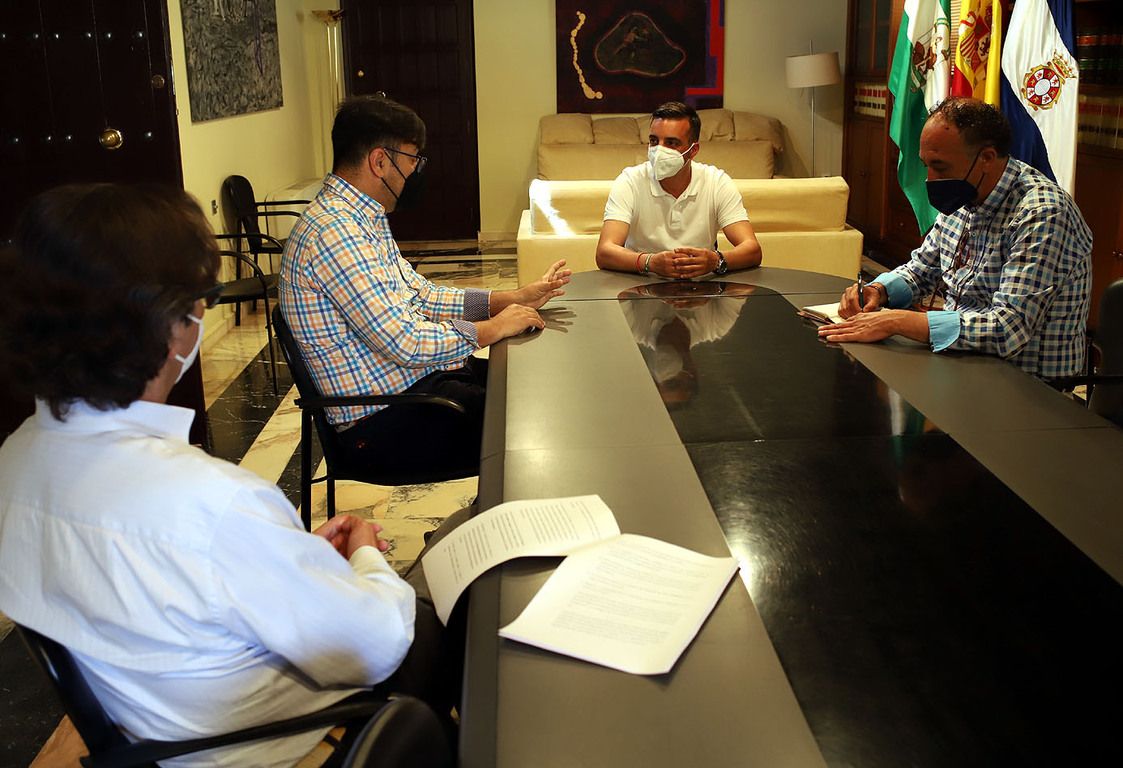 Un momento de la reunión de Díaz con representantes de la nueva organización de hosteleros jerezanos.