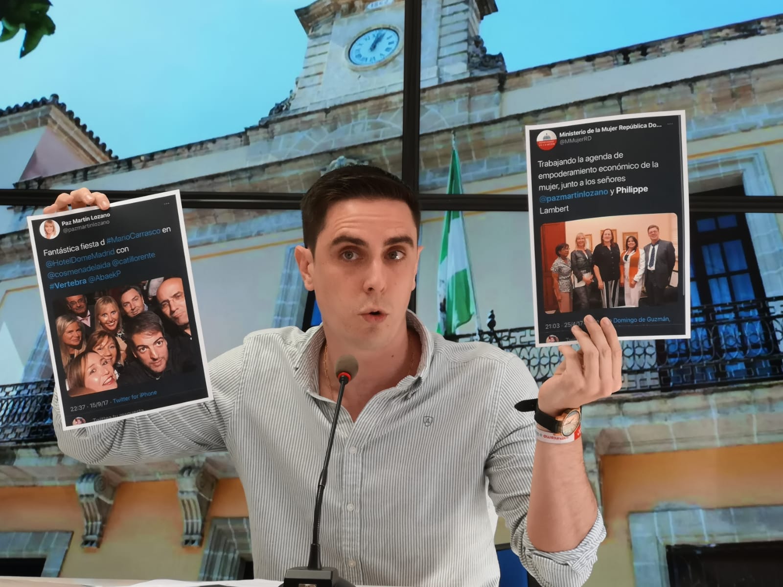 El concejal del PP, Jaime Espinar, enseñando fotos de los responsables de empresas presentadas al concurso.