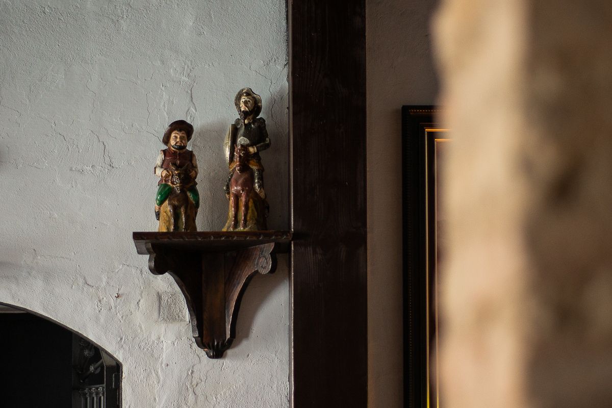 Figuras de Don Quijote y Sancho.