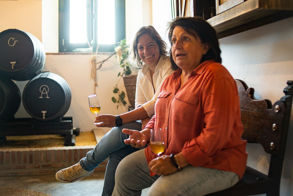 Ana y Ángela en la entrada de la casa.