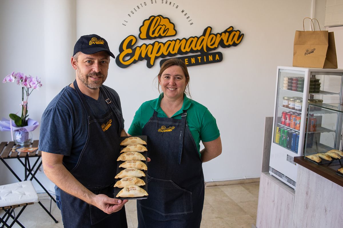 Diego Percivaldi y Cecilia Oliver con las empanadas argentinas en El Puerto.