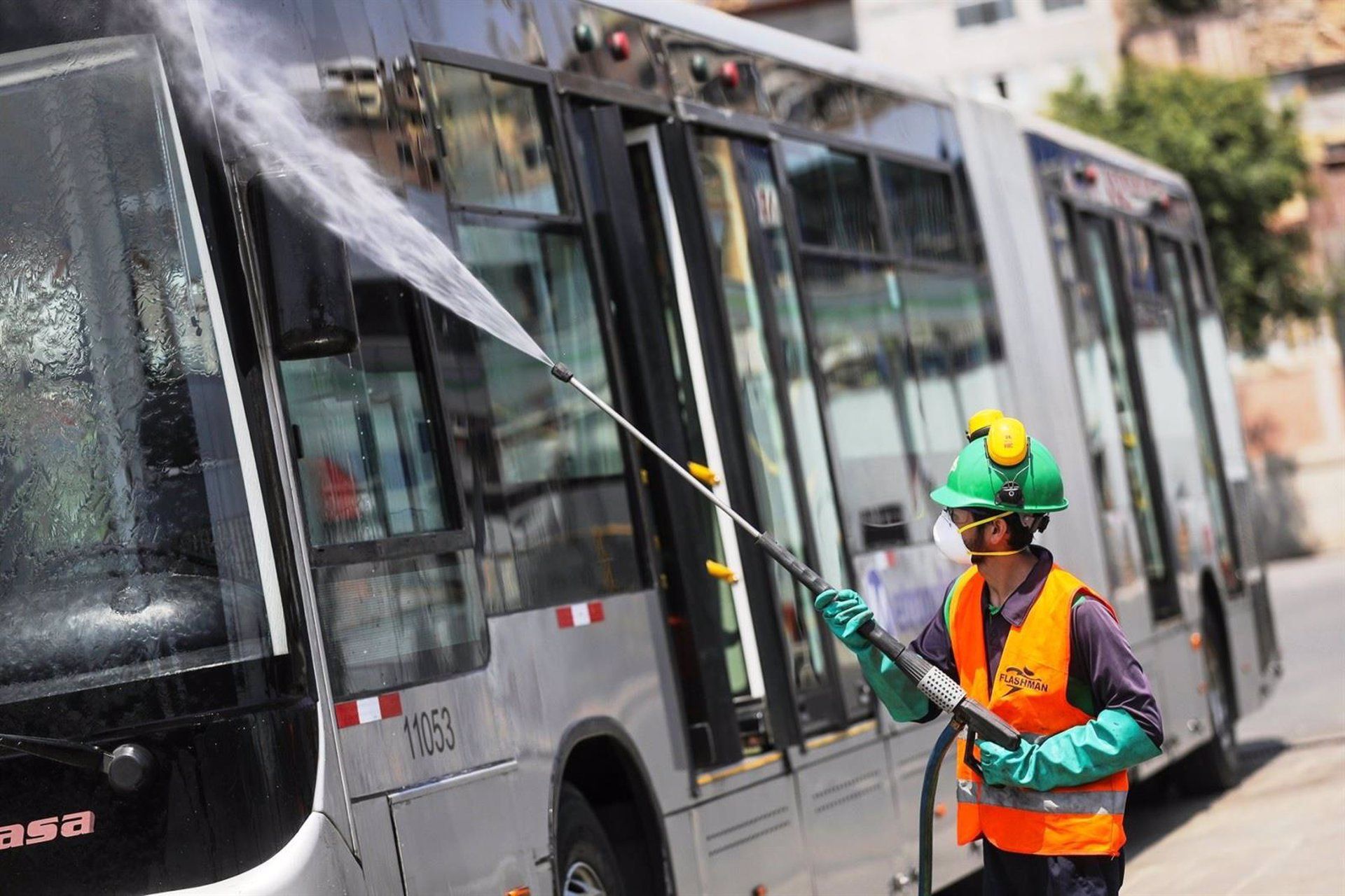 Un operario desinfecta un autobús, en una imagen de Atedibus.