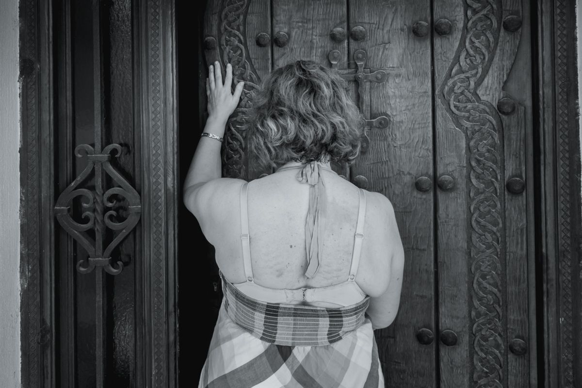 Pilar, en la puerta de su casa. FOTO: F.R./LAVOZDELSUR.ES