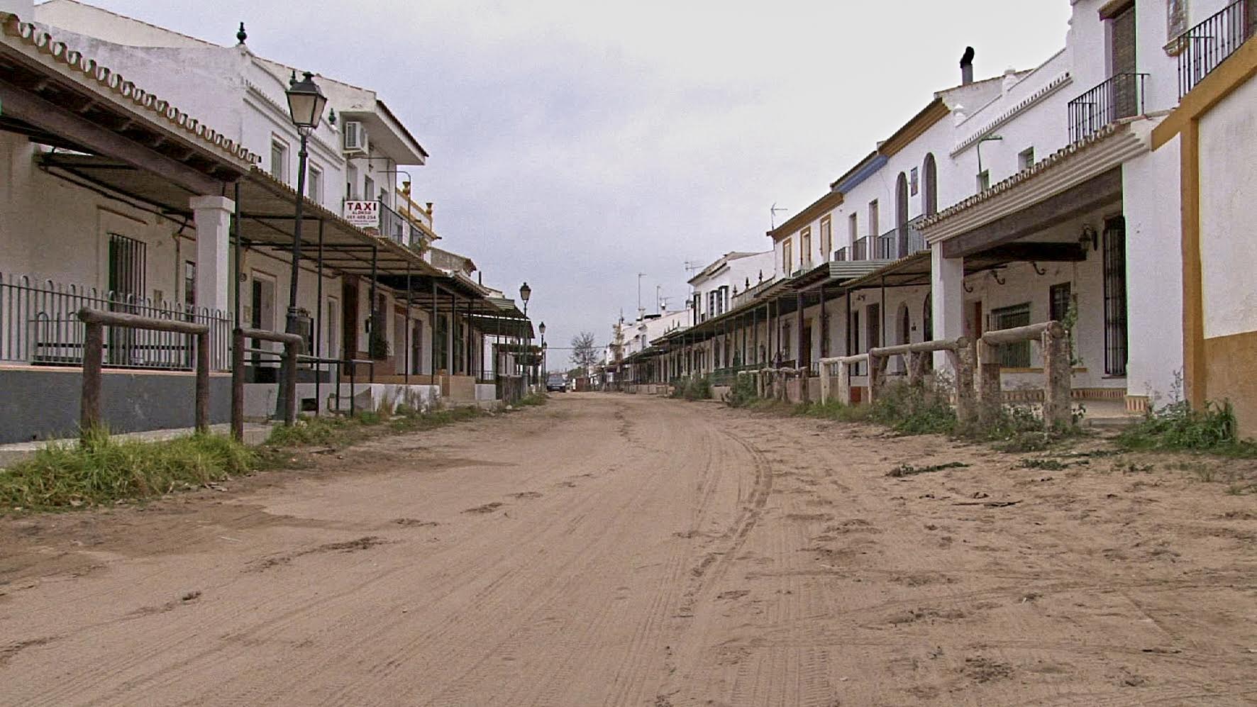 Fotograma de 'El caso Rocío', la aldea de El Rocío fuera de temporada rociera.