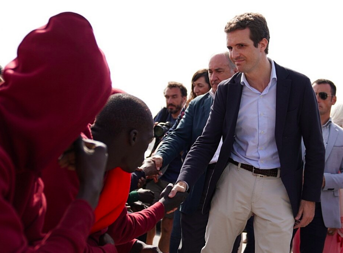 Pablo Casado, saludando a los migrantes en el puerto de Algeciras. FOTO:  @pablocasado_