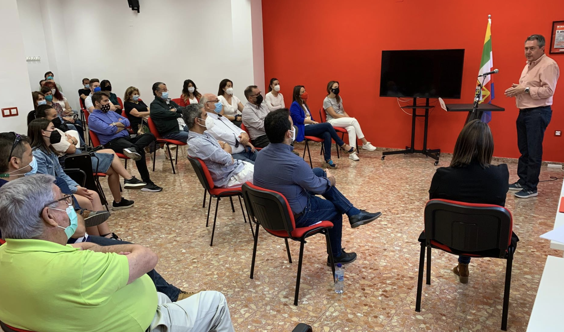 El precandidato a las primarias del PSOE-A Juan Espadas, en un encuentro con militantes en la provincia de Jaén.