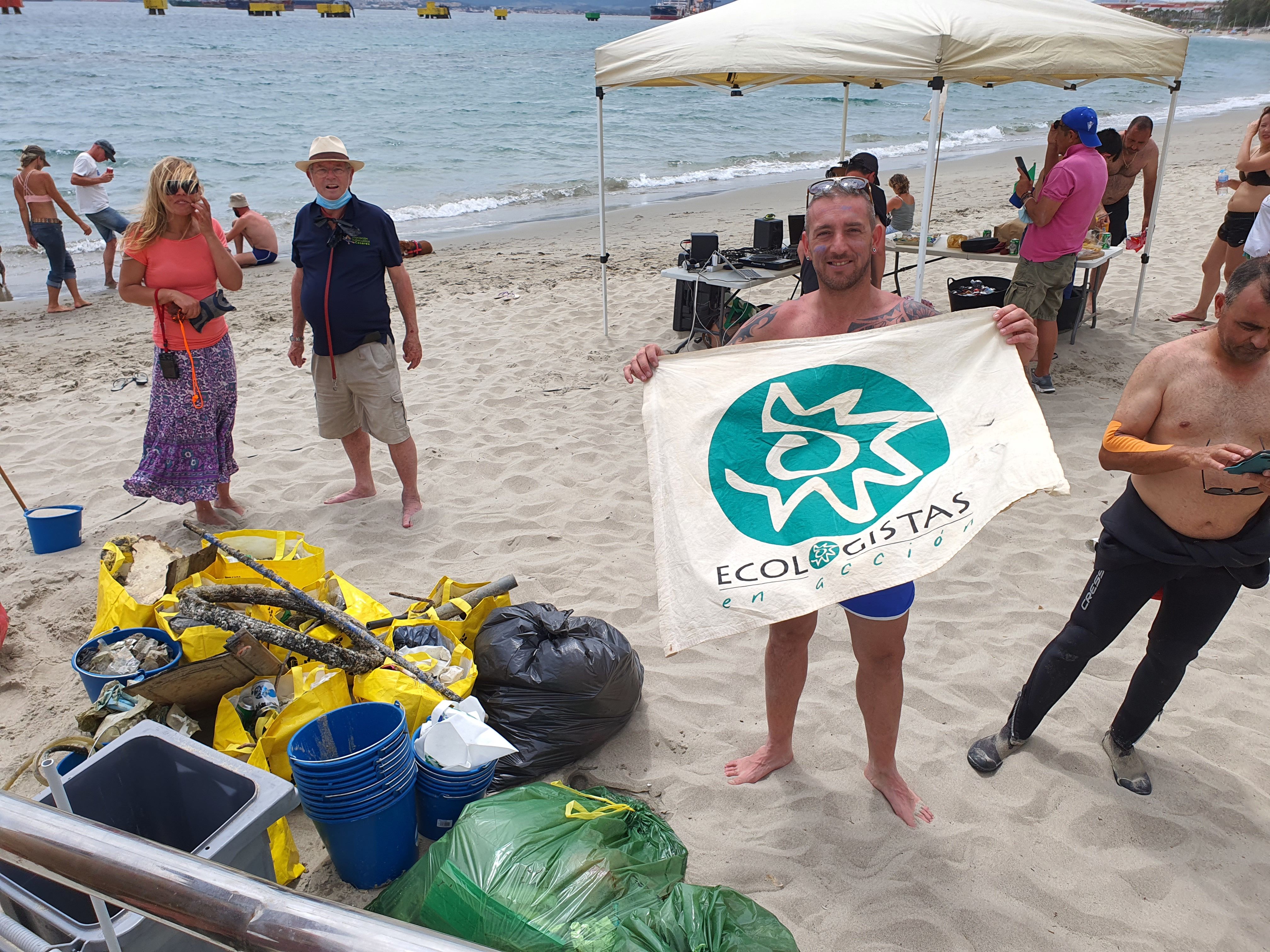 El fondo de la Bahía de Algeciras, repleto de basura: extraen 163 kilos, solo el 2% de lo acumulado. En la imagen, acción reivindicativa en Campamento, San Roque, el pasado sábado.