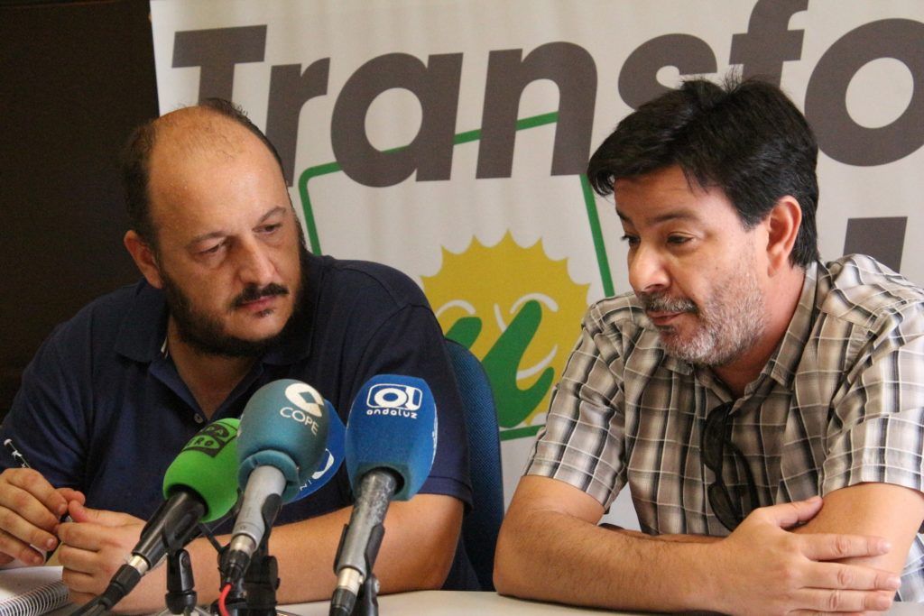 El portavoz de IU, Raúl Ruiz-Berdejo, y su coordinador local, Domingo Pedro García, en rueda de prensa.