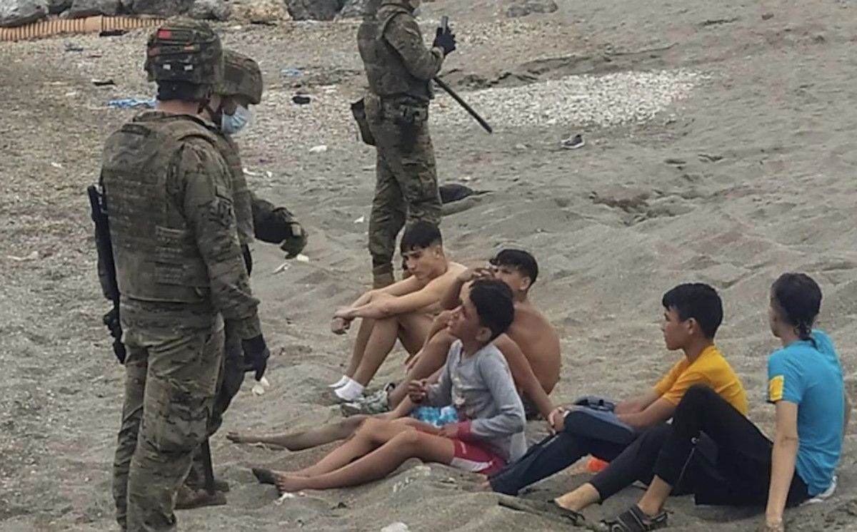 Un vigilante de seguridad golpea y desnuda a dos menores migrantes en Ceuta. Un vigilante de seguridad golpea y desnuda a dos menores migrantes en Ceuta.