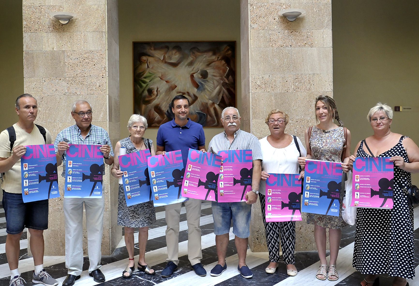Díaz, con diferentes representantes vecinales tras la presentación del ciclo.