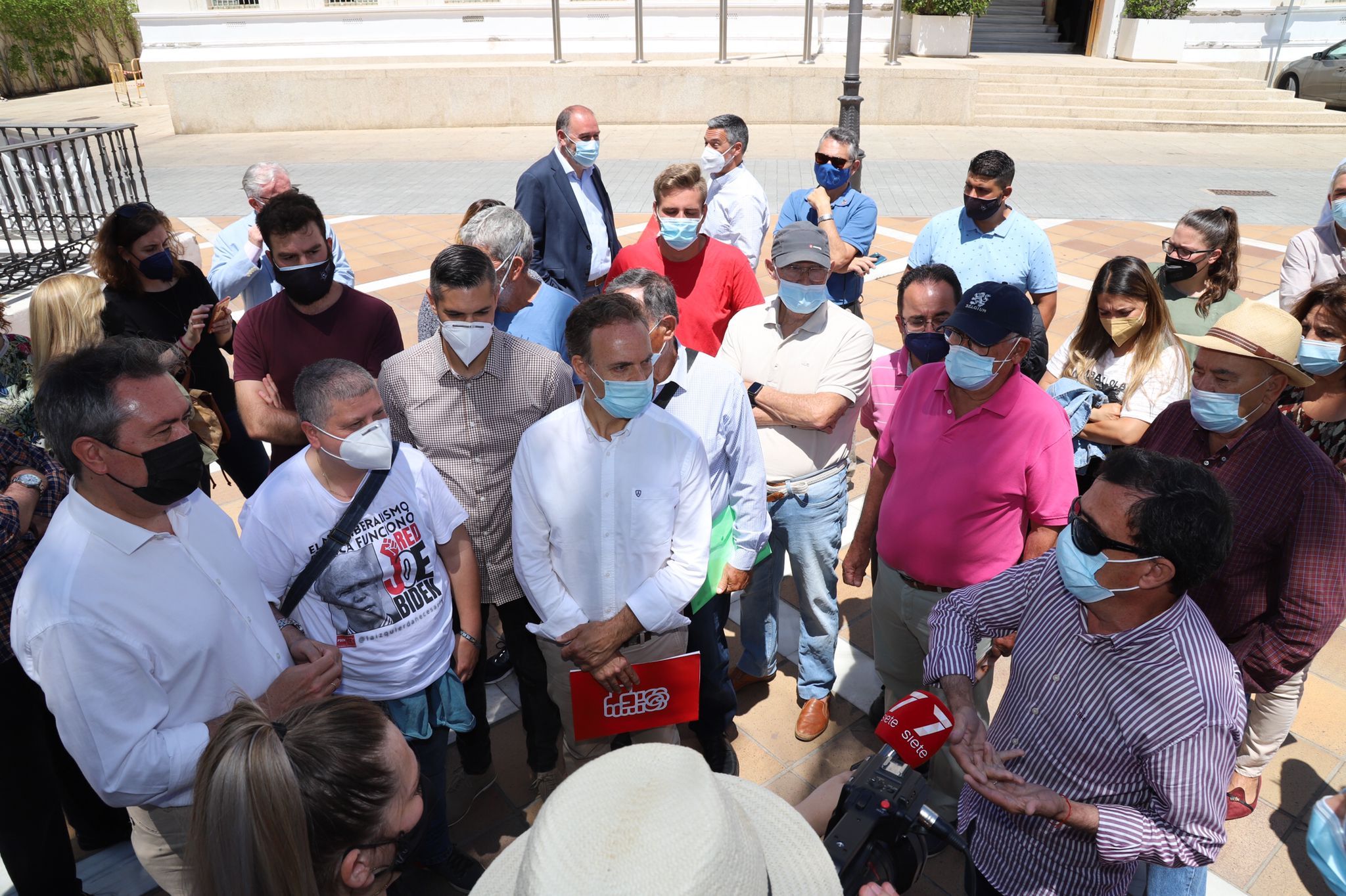 Espadas, a la izquierda, con militantes en El Puerto.