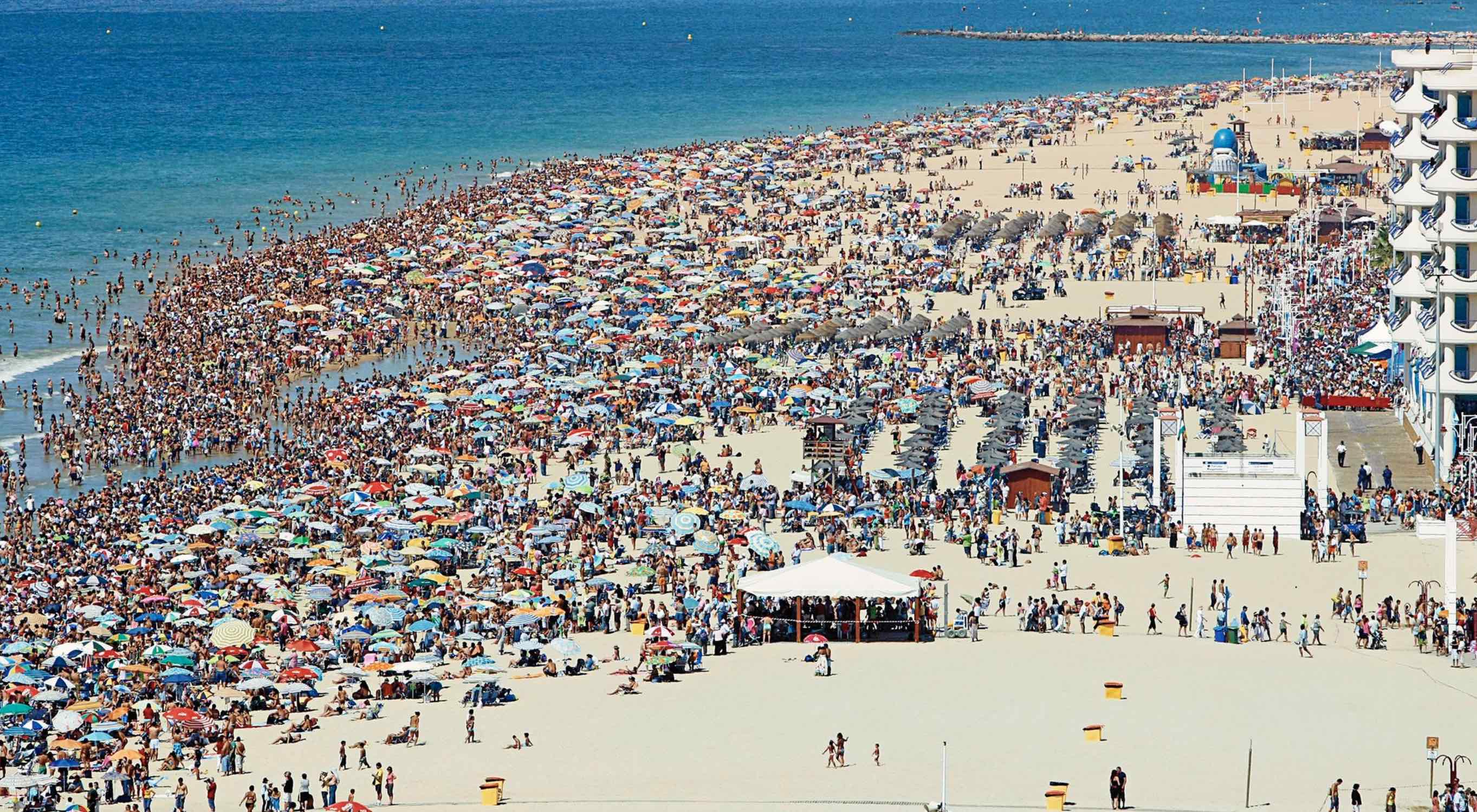 Éxodo a las playas debido a la ola de calor. FOTO: TURISMO CÁDIZ.