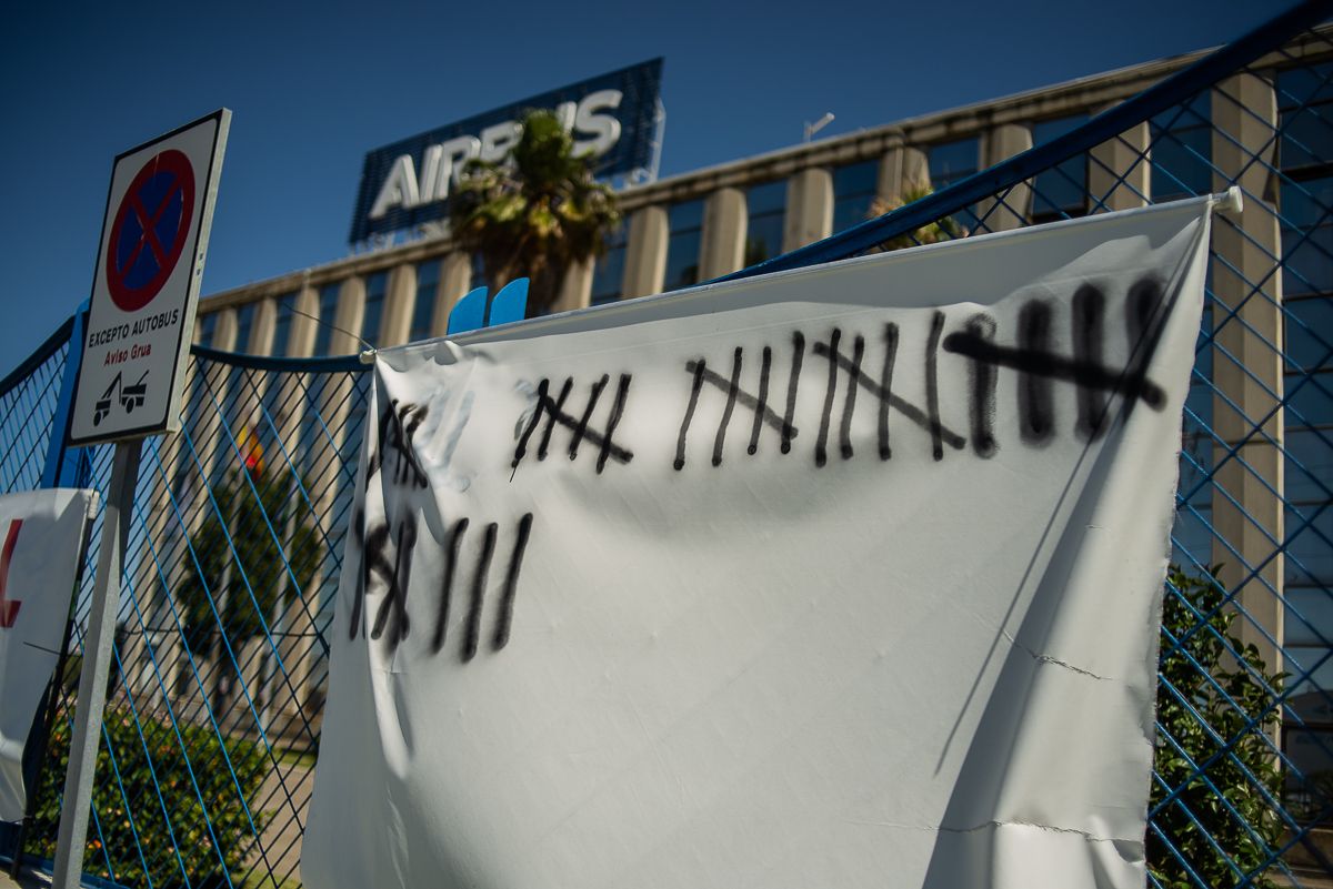 Una pancarta con los días que está durando la acampada en Airbus Puerto Real.