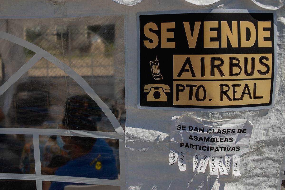 Carteles en la acampada que mantienen trabajadores en Airbus Puerto Real.