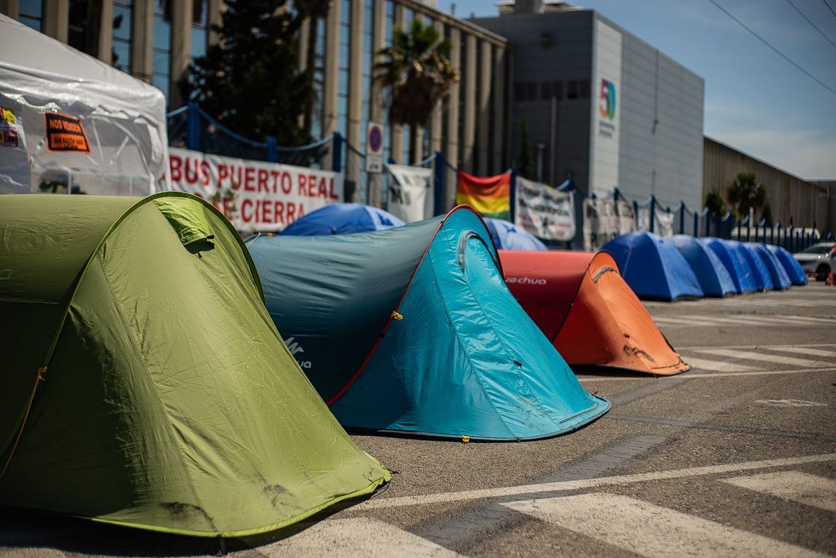 Tiendas de campaña frente a Airbus, recientemente.