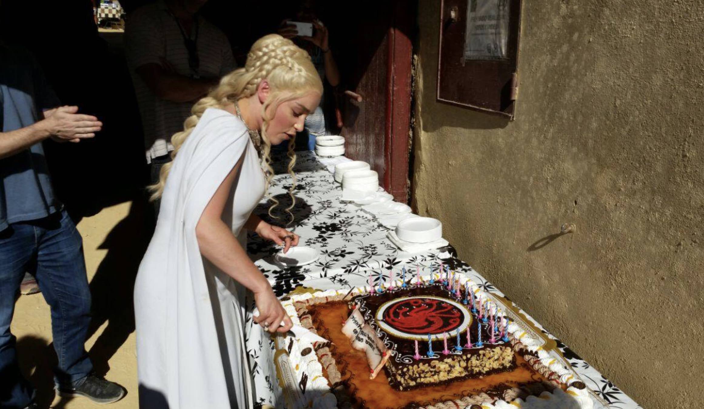 Emilia Clarke, Danaerys en 'Juego de Tronos', celebra su cumpleaños en Osuna, en 2014, con una tarta que una pastelería de la localidad le regaló durante el rodaje de parte de la quinta temporada de la serie.