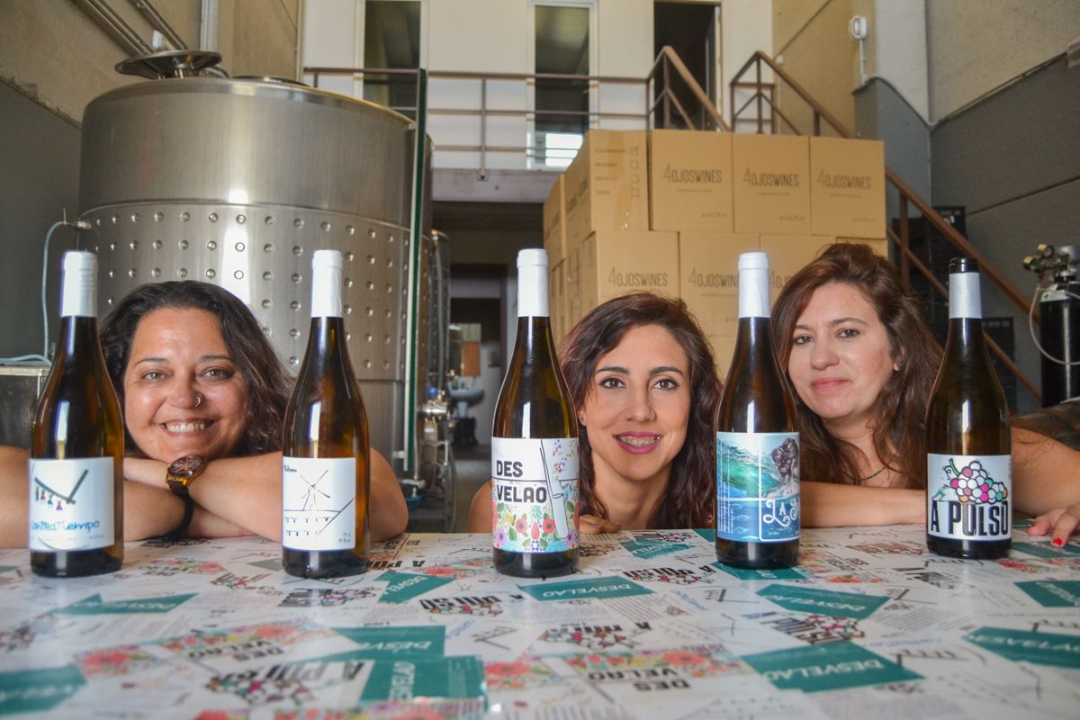 Olga, Lucía y Desirée posando junto a sus cinco botellas. FOTO: CLAUDIA GONZÁLEZ ROMERO. 