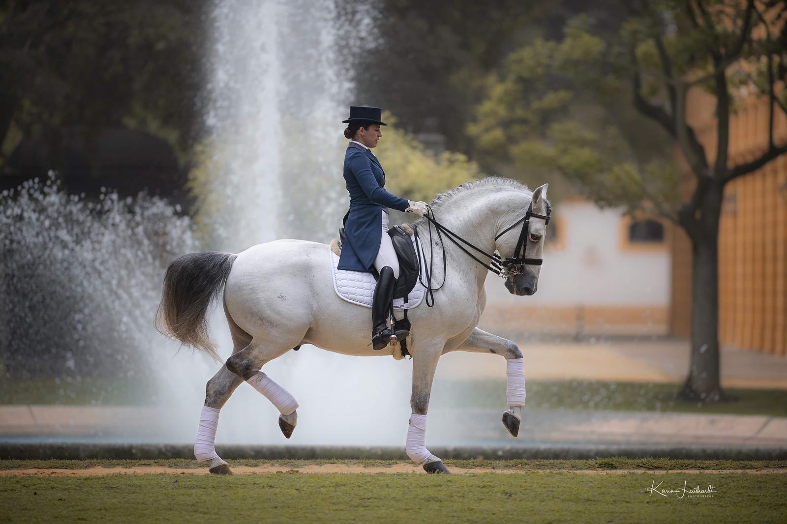 'Andalucía deja huella', concurso internacional de doma clásica en la Real Escuela. En la imagen, una jinete de doma clásica. KARIN LEUTHARDT