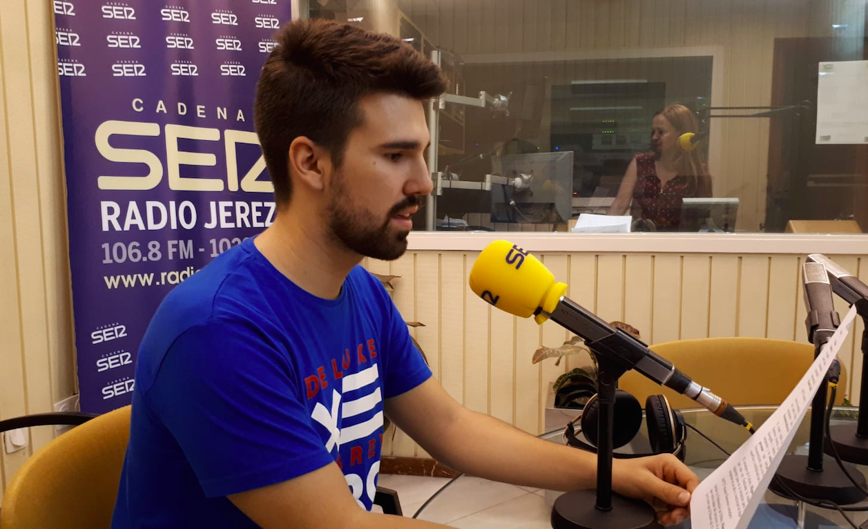 Adrián Zurera, leyendo una noticia durante el informativo del mediodía. FOTO: LVDS