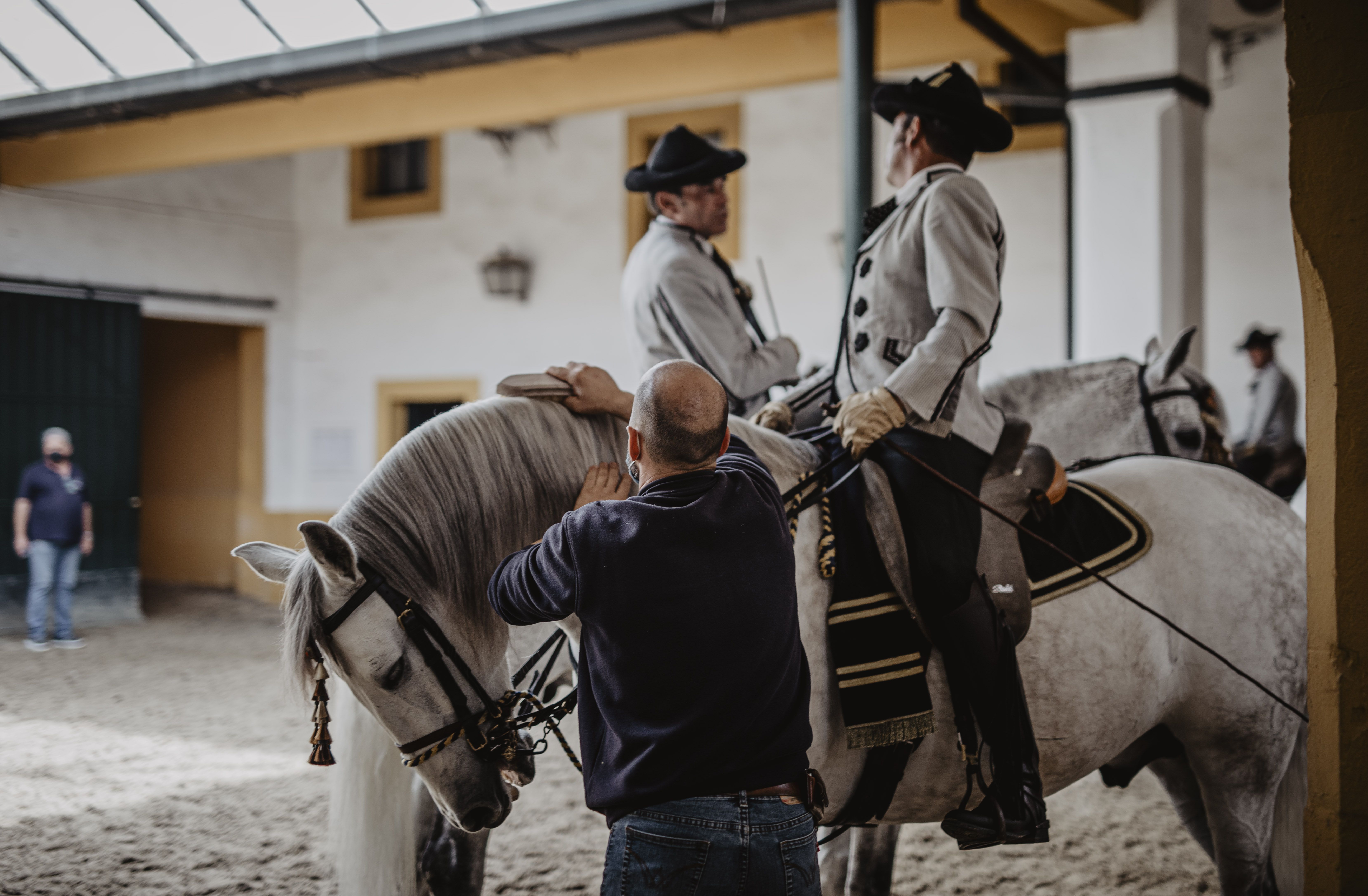 Jinetes de la Real Escuela, vestidos de gala, preparados para el espectáculo.