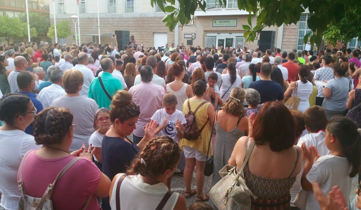 Un momento de la concentración llevada a cabo por los vecinos de Los Palacios y Villafranca. FOTO: MG - EUROPA PRESS