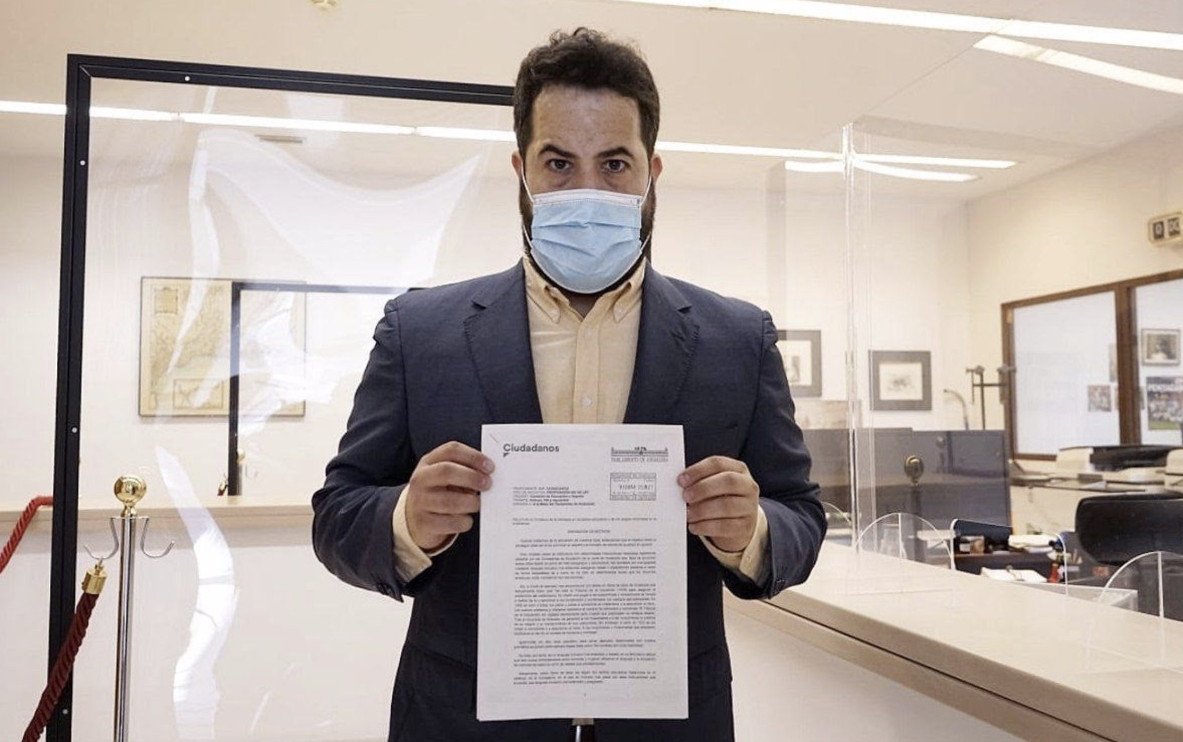 El portavoz adjunto de Cs en el Parlamento andaluz, Fran Carrillo, muestra la PNL registrada sobre la ideología en libros de texto.