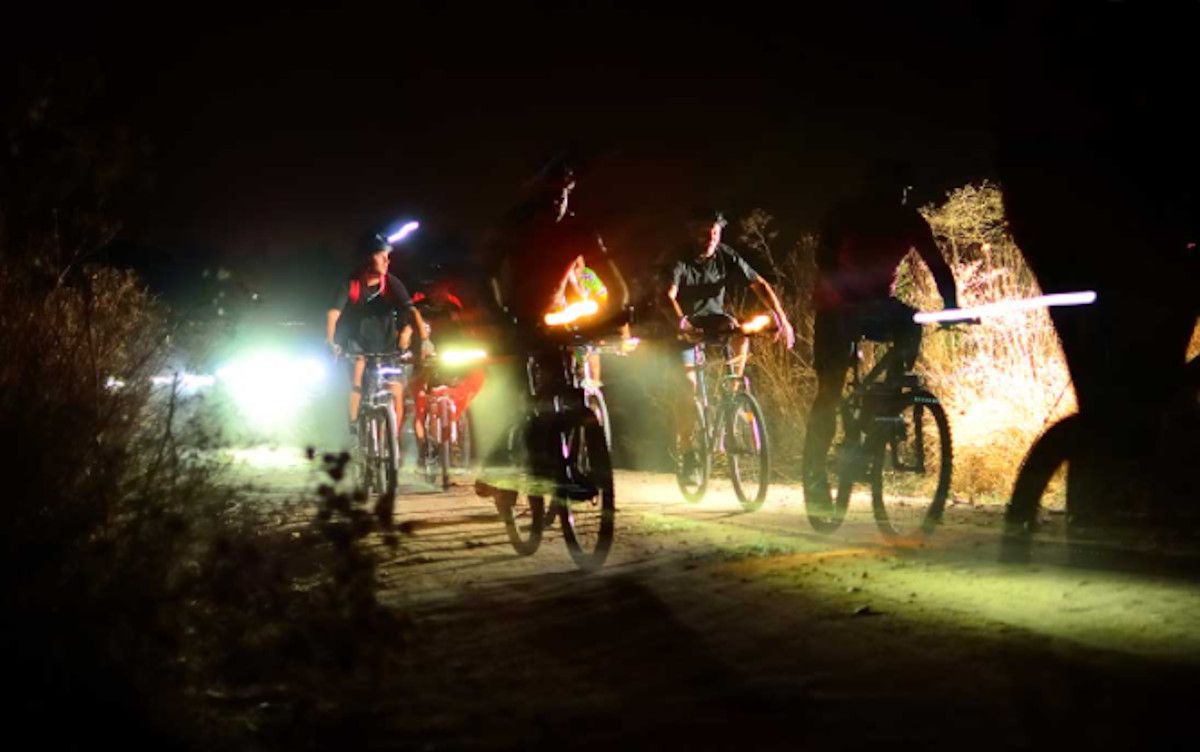 Una ruta nocturna en bicicleta de montaña.  BRÚJULABIKE