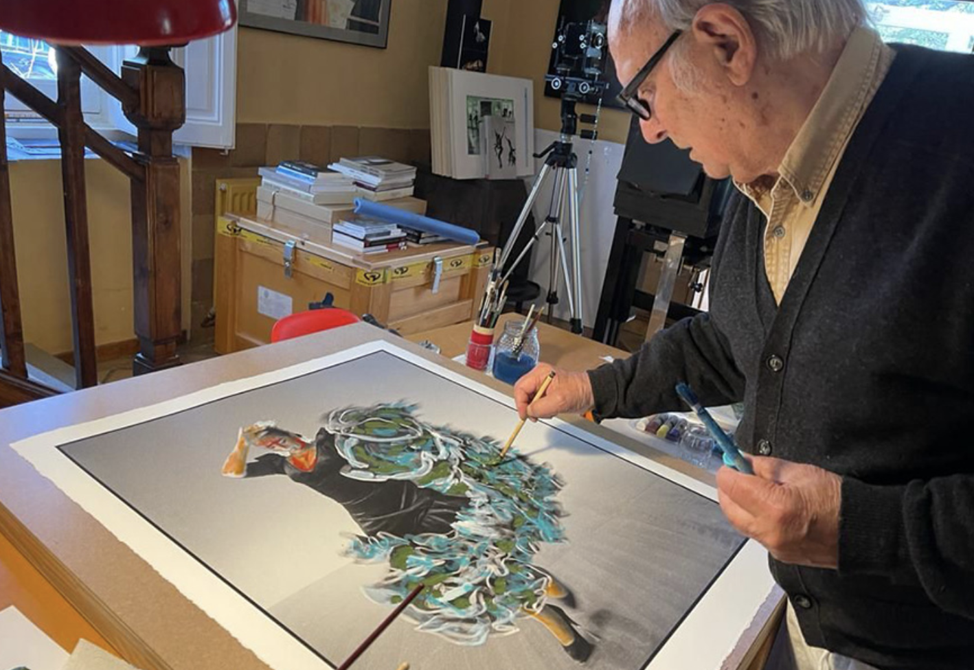 Saura y una de las fotos de Lola que ha intervenido. ROUTART