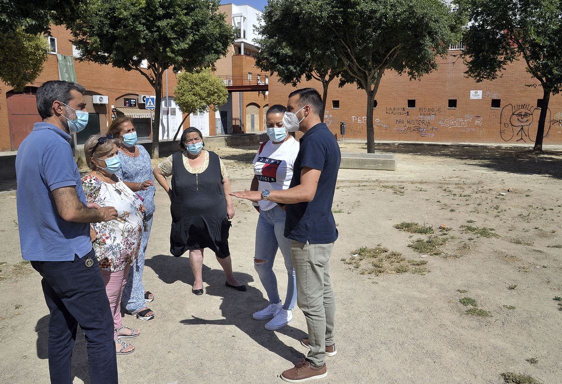 José Antonio Díaz ha visitado junto a la Asociación de Mujeres Manos abiertas al futuro y a la Asociación Juventud hacia el futuro la zona de actuación ubicada en la calle Tío Juane.