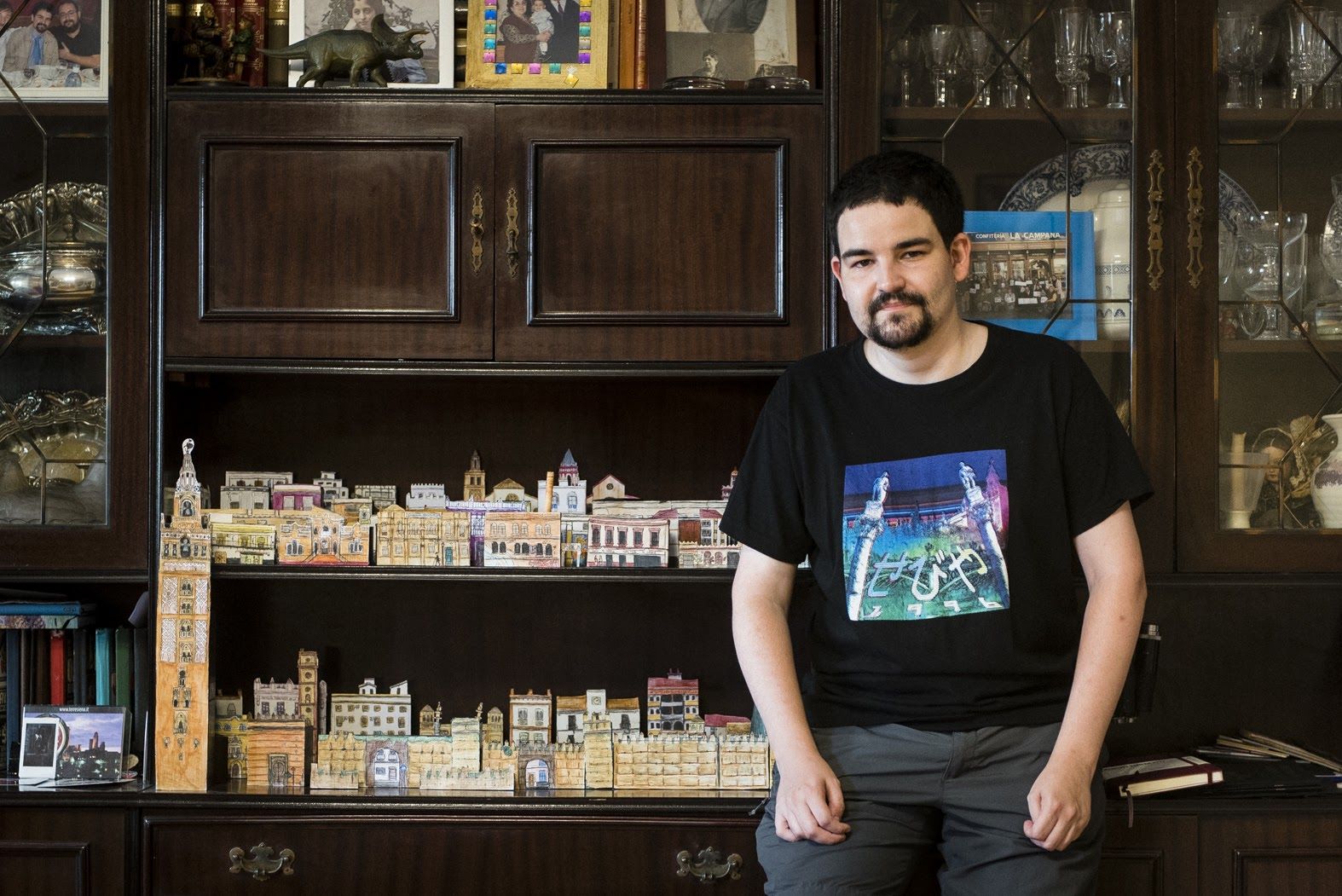 Bernar está creando una maqueta en miniatura de Sevilla hecha con cajas de cartón.