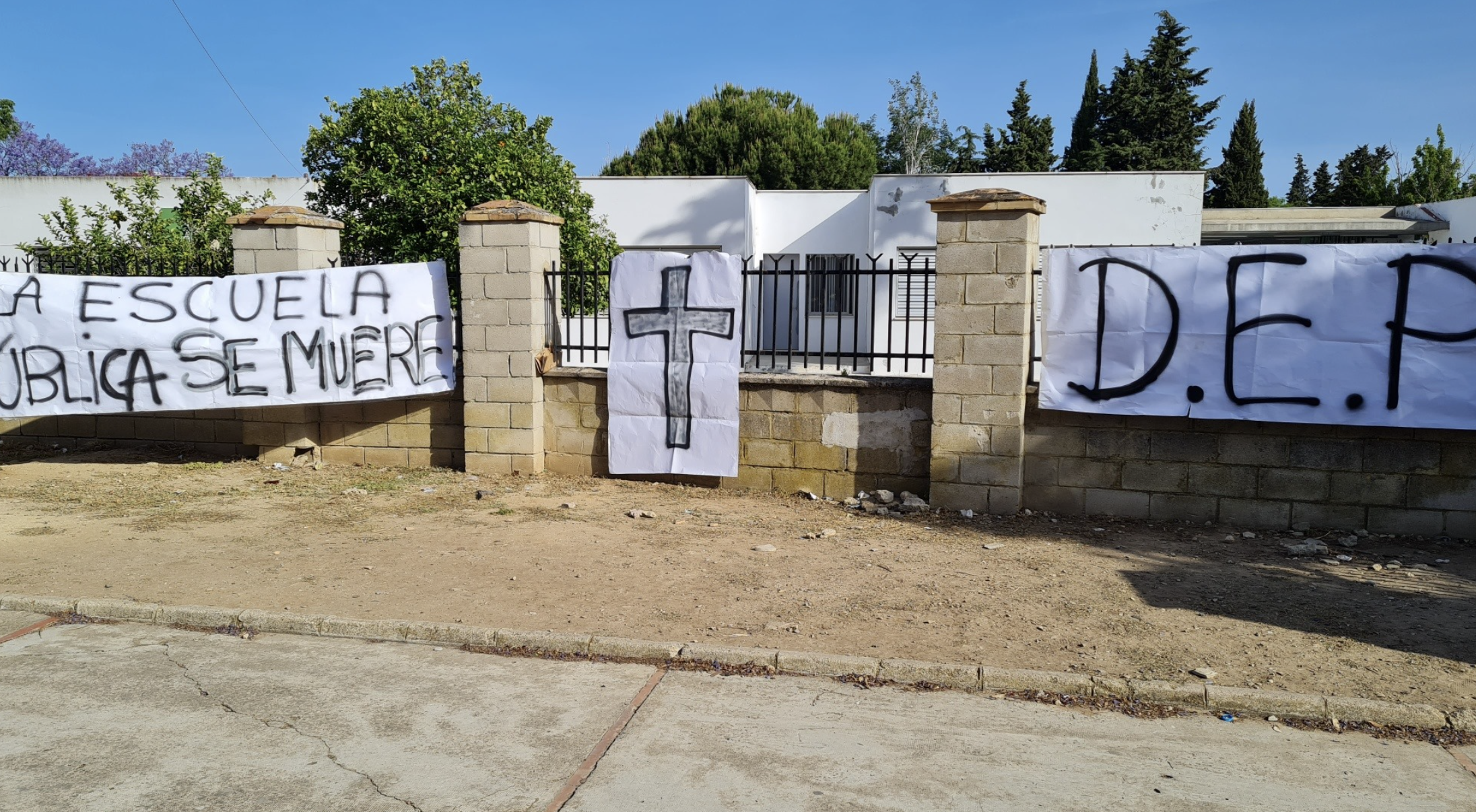 Pancartas de protesta en el CEIP Elio Antonio de Nebrija en Jerez, este miércoles. JOSÉ IGNACIO GARCÍA