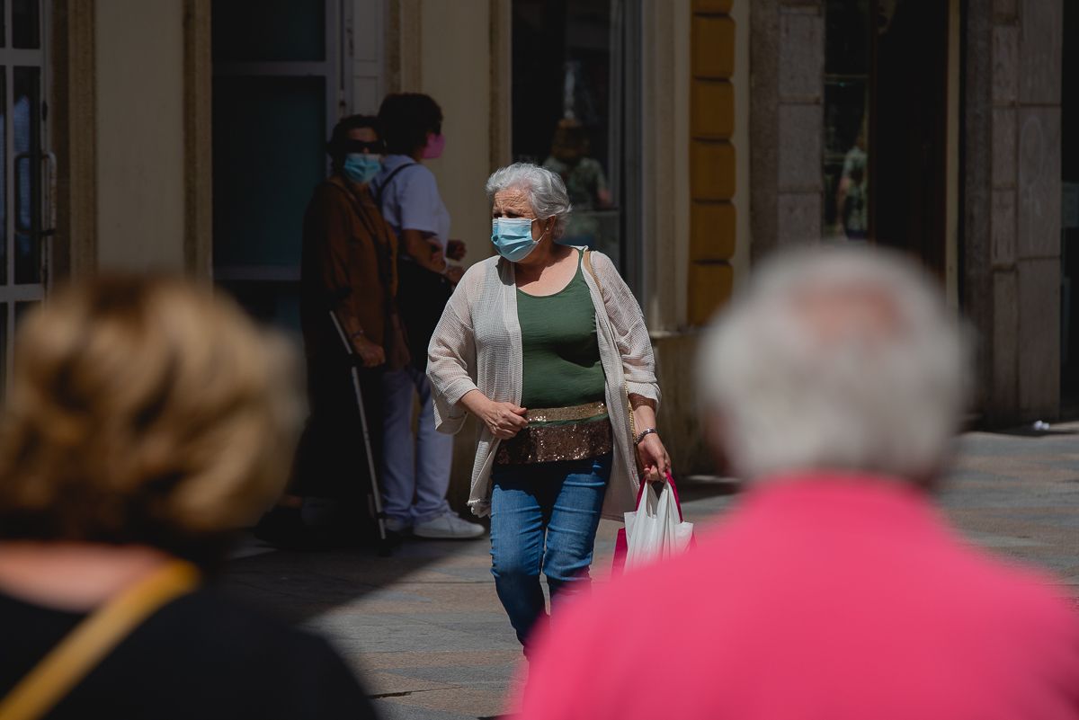 Una mujer pasea con su mascarilla por el centro de Jerez.