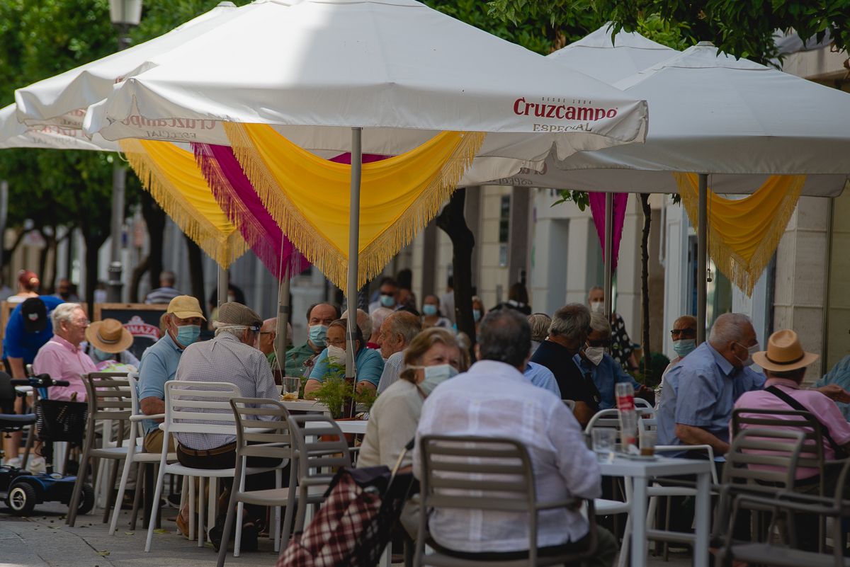 Varias personas en una terraza en Jerez.