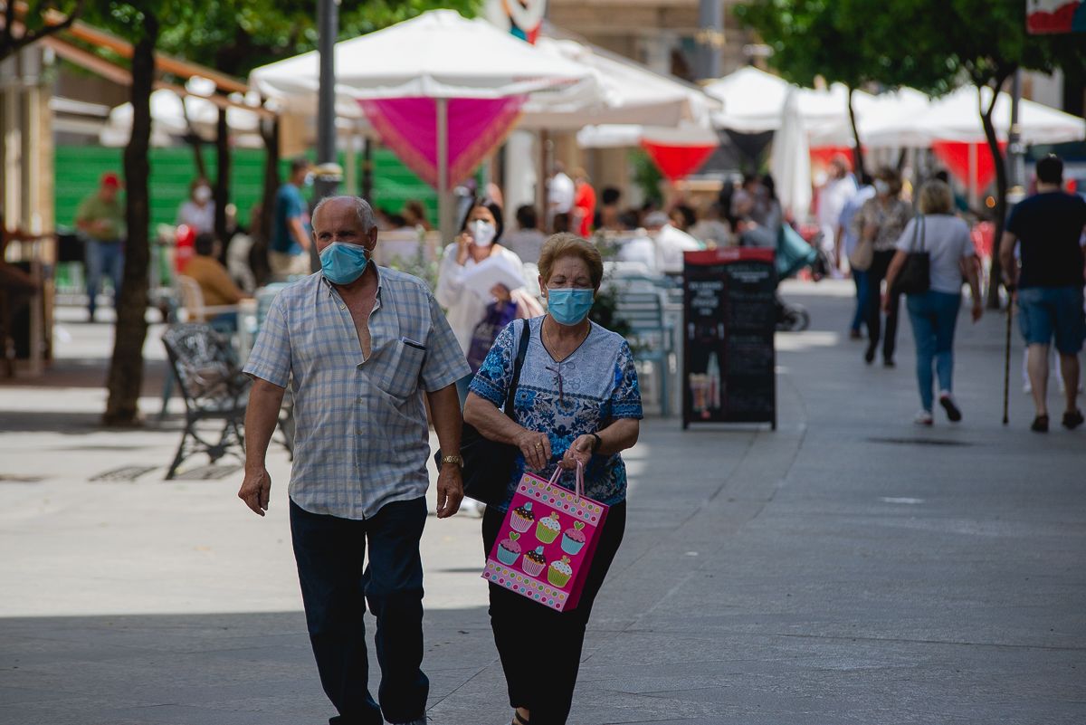 Pedro Sánchez plantea que desde el 26 de junio no sea obligatorio llevar mascarillas al aire libre. Dos personas con mascarillas por el centro de Jerez, en una imagen reciente.