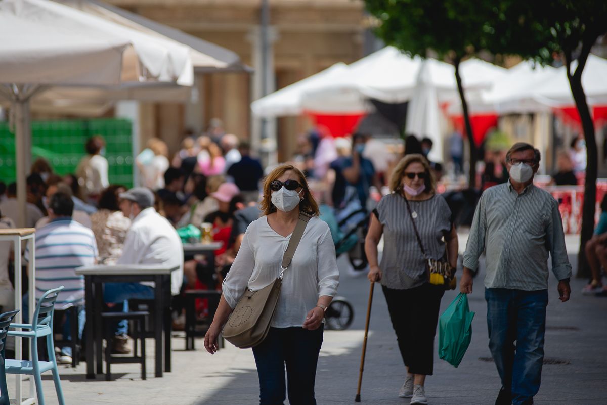 Personas pasean con mascarilla por la calle, en una imagen reciente.