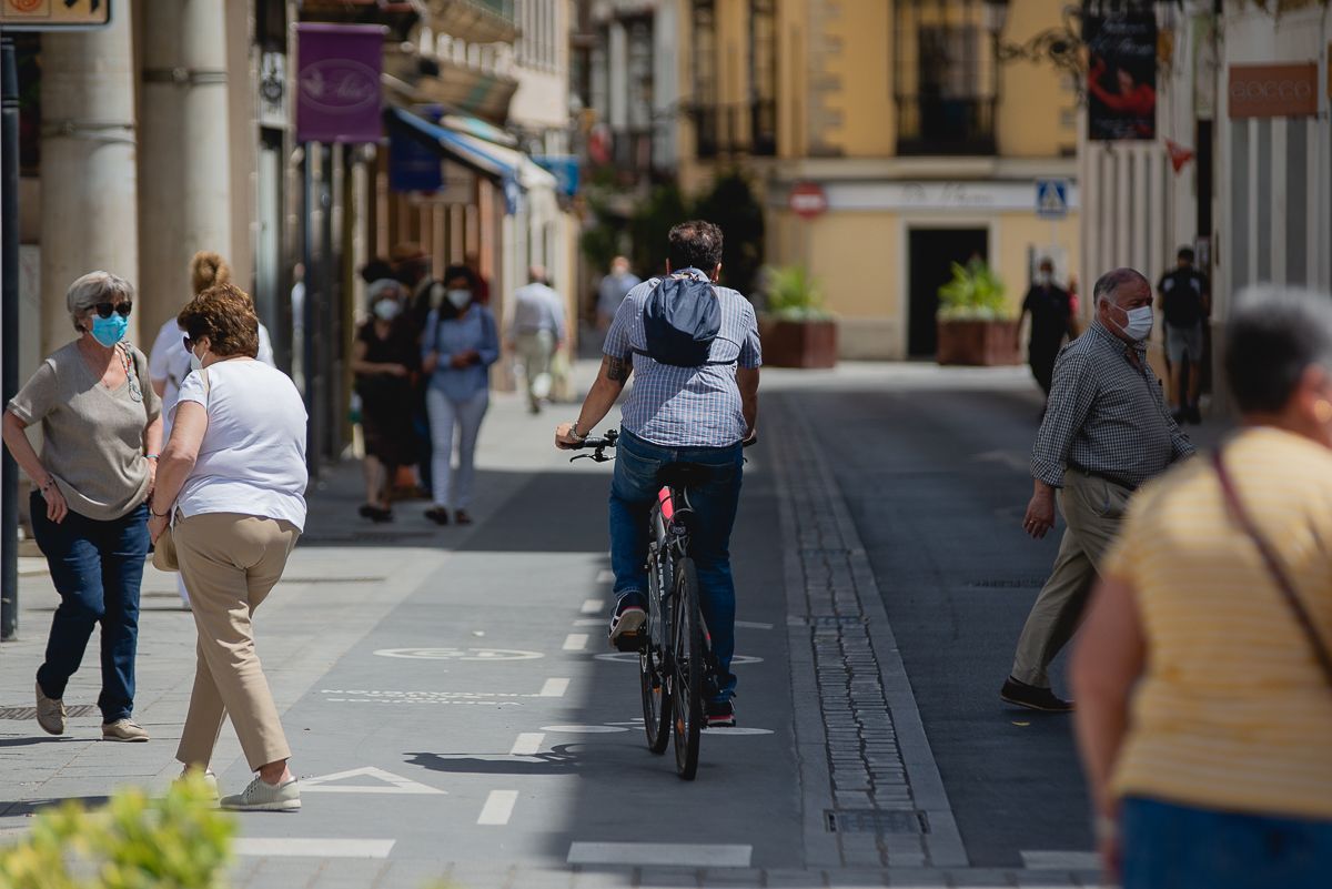 Peatones y ciclistas por el centro de Jerez, en una imagen de archivo.