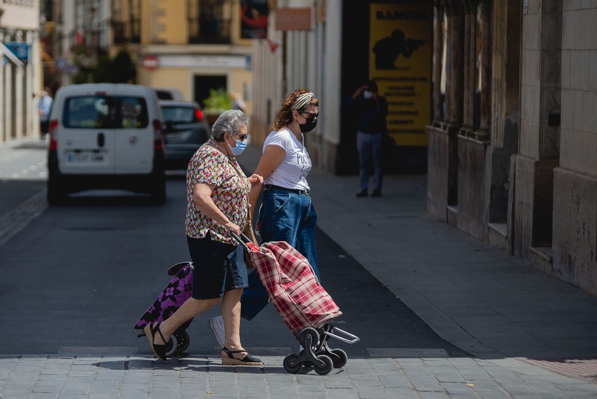 Dos mujeres pasean con mascarilla por el centro de Jerez.