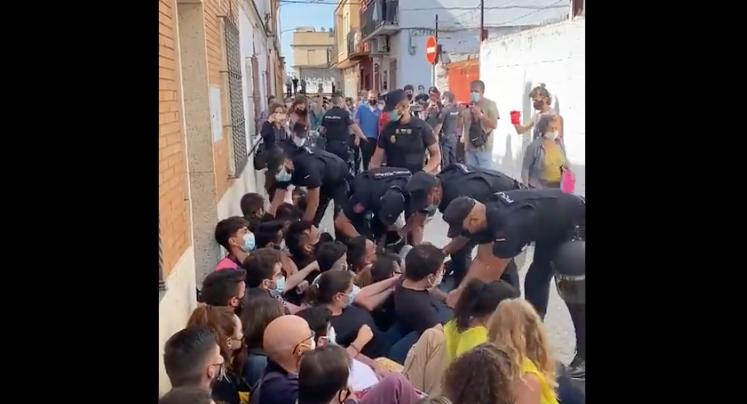 Un momento del desalojo de Anabel y Juan Manuel, en Torreblanca, Sevilla.