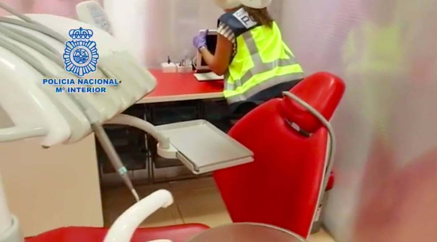 Una agente de la Policía registrando una clínica de iDental. 