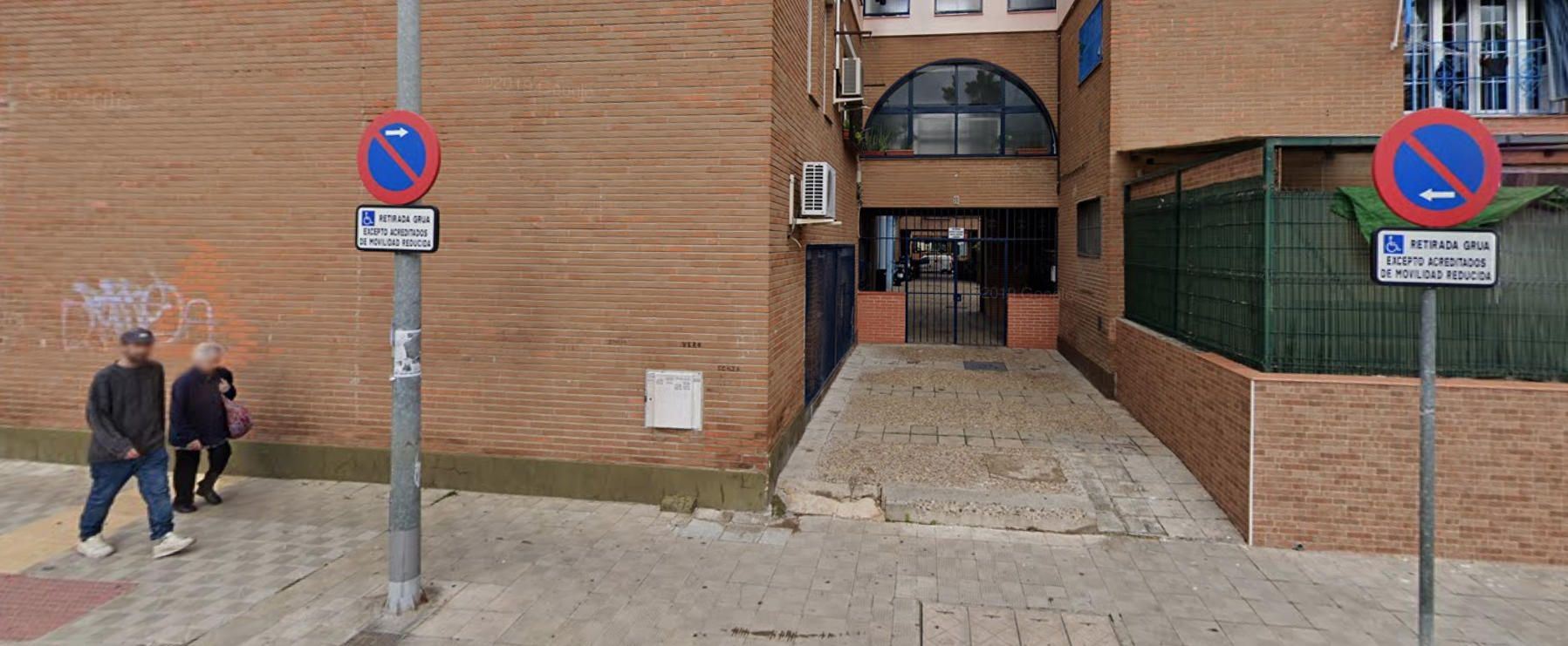 El portal de la vivienda donde ha sido asesinada una mujer en Pino Montano, en Sevilla.