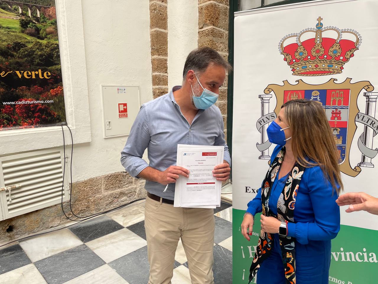 Ramón Galán, teniente de alcalde de Trebujena, con Irene García, presidenta de Diputación.